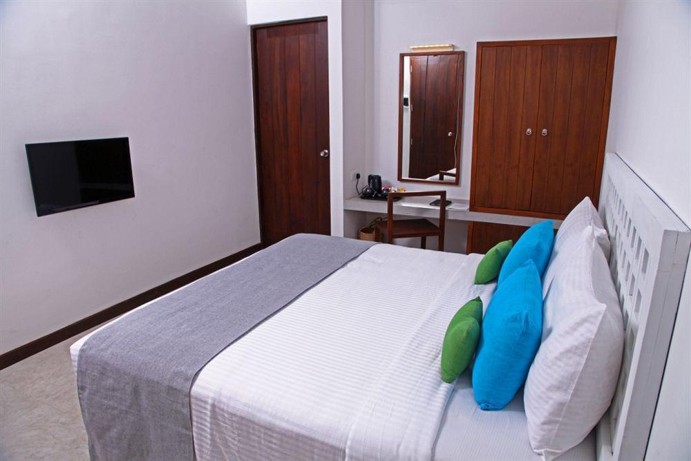 Blue Oceanic Beach Hotel Negombo Ngoại thất bức ảnh